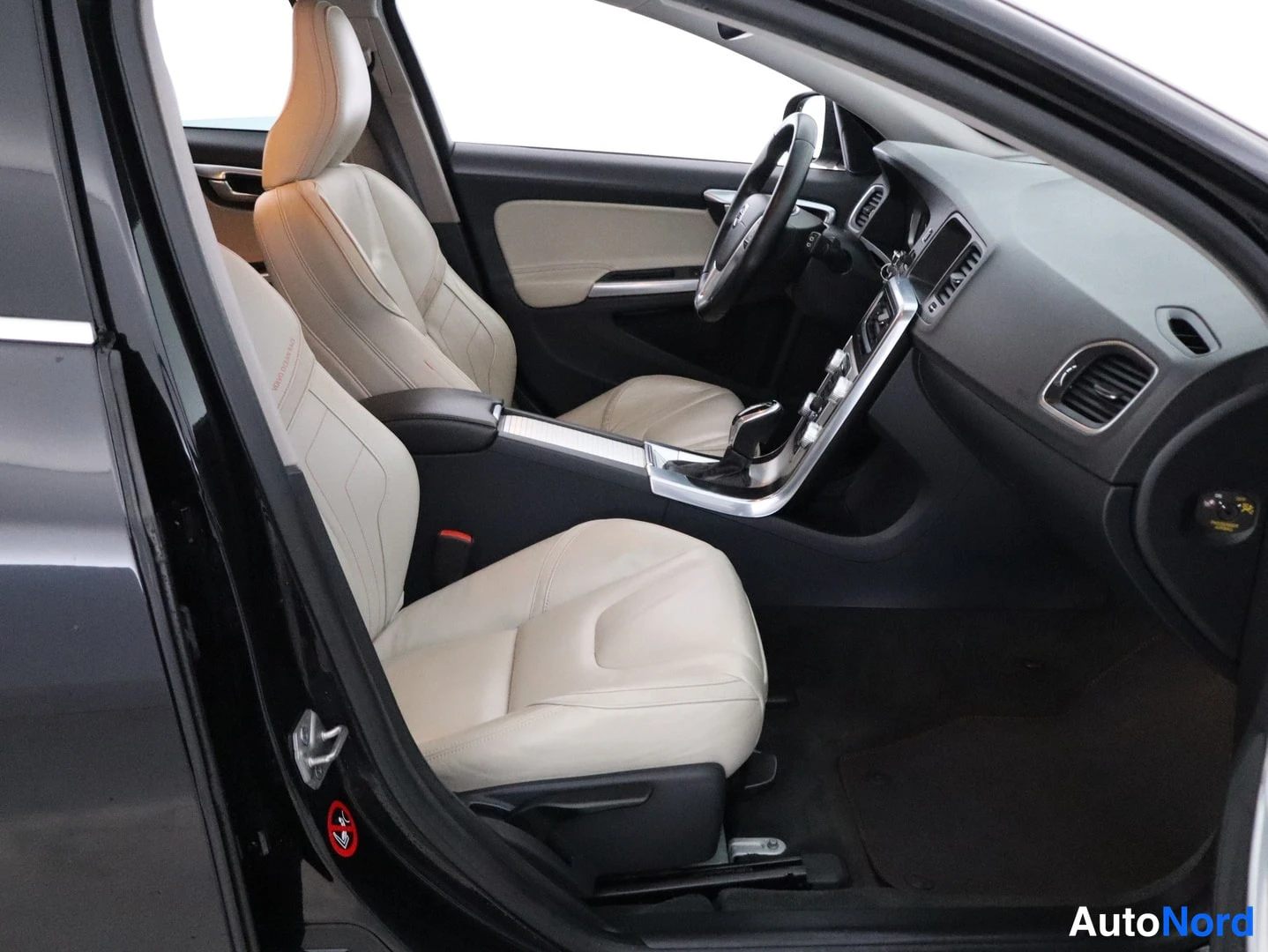 Musta Volvo V60 2015, ohjaamo, kuva 8