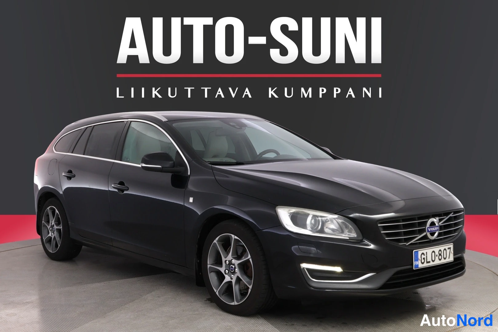 Musta Volvo V60 2015, etuviisto, keula oikealle, kuva 2