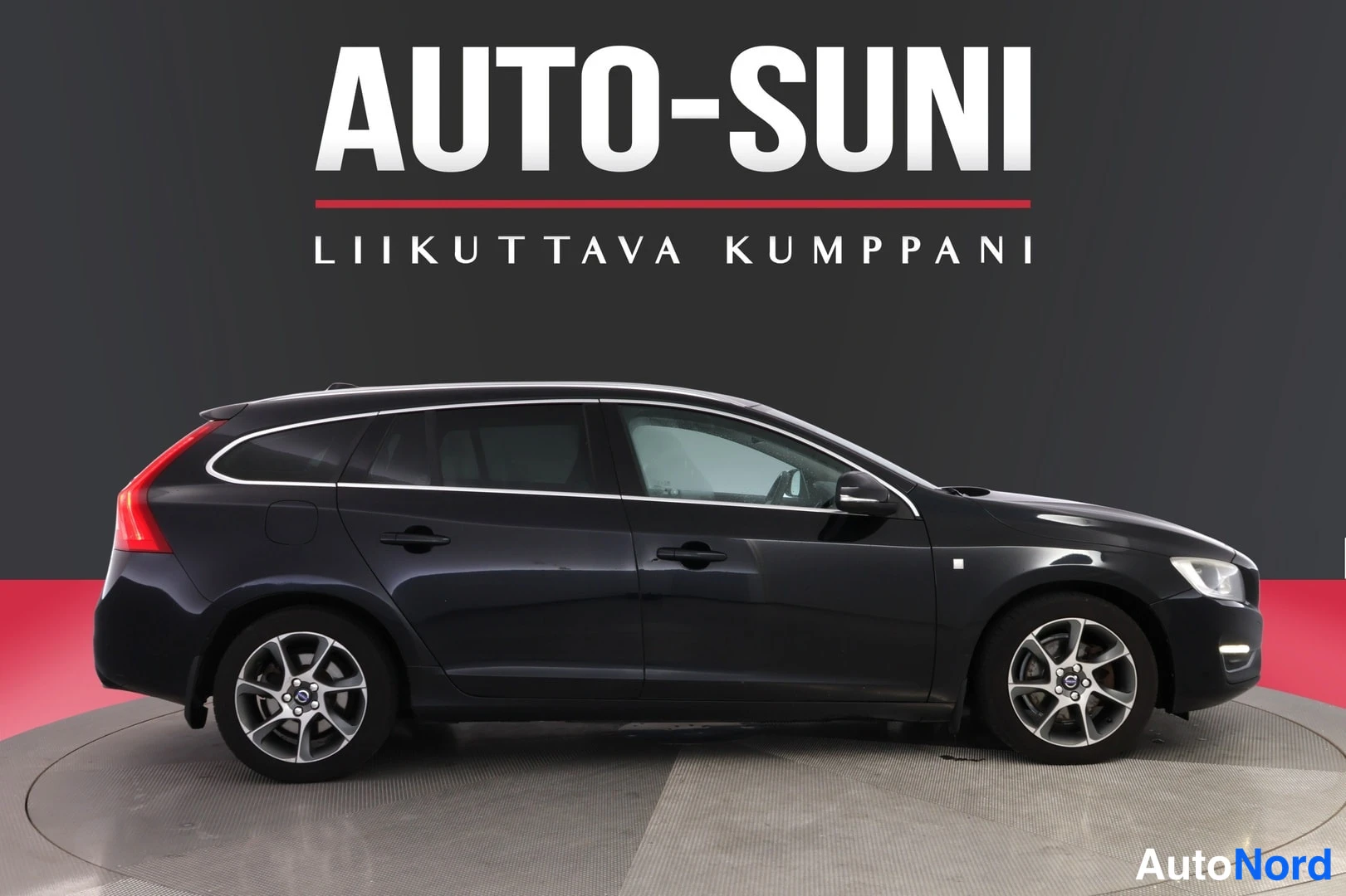 Musta Volvo V60 2015, sivulta, kuva 4