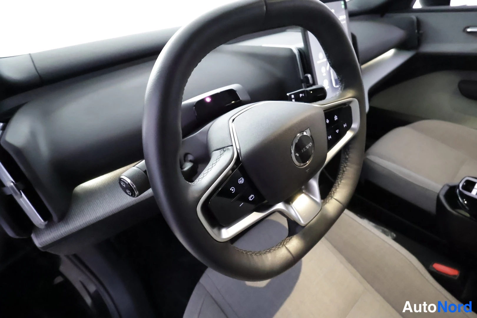 Muu: Volvo-merkkinen ohjauspyörä ja mittaristö sekä kuvan keskellä osa kojelautaa.