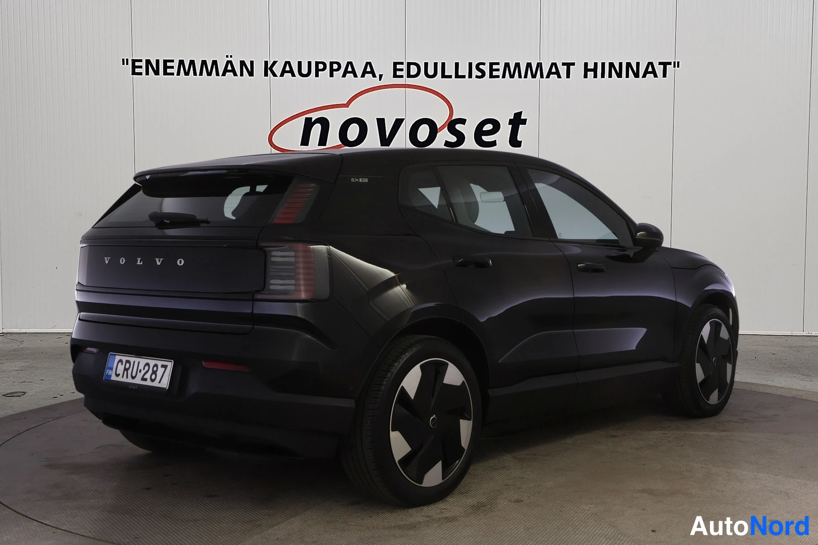 Takaviisto: Mustan Volvo EX30:n takakulmanäkymä vasemmalta, rekisteritunnus ja VOLVO-teksti takaluukissa.