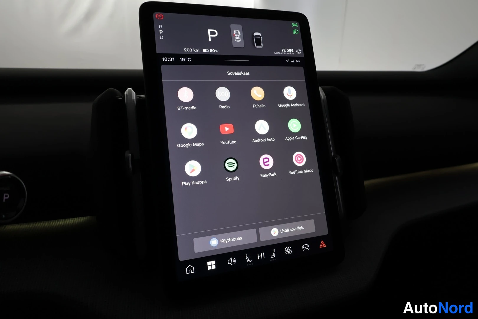 Edestä: Keskirivin näytön Sovellukset-ruutu: BT-media, Radio, Puhelin, Google Assistant, Google Maps, YouTube, Android Auto, Apple CarPlay, Spotify, EasyPark ja YouTube
