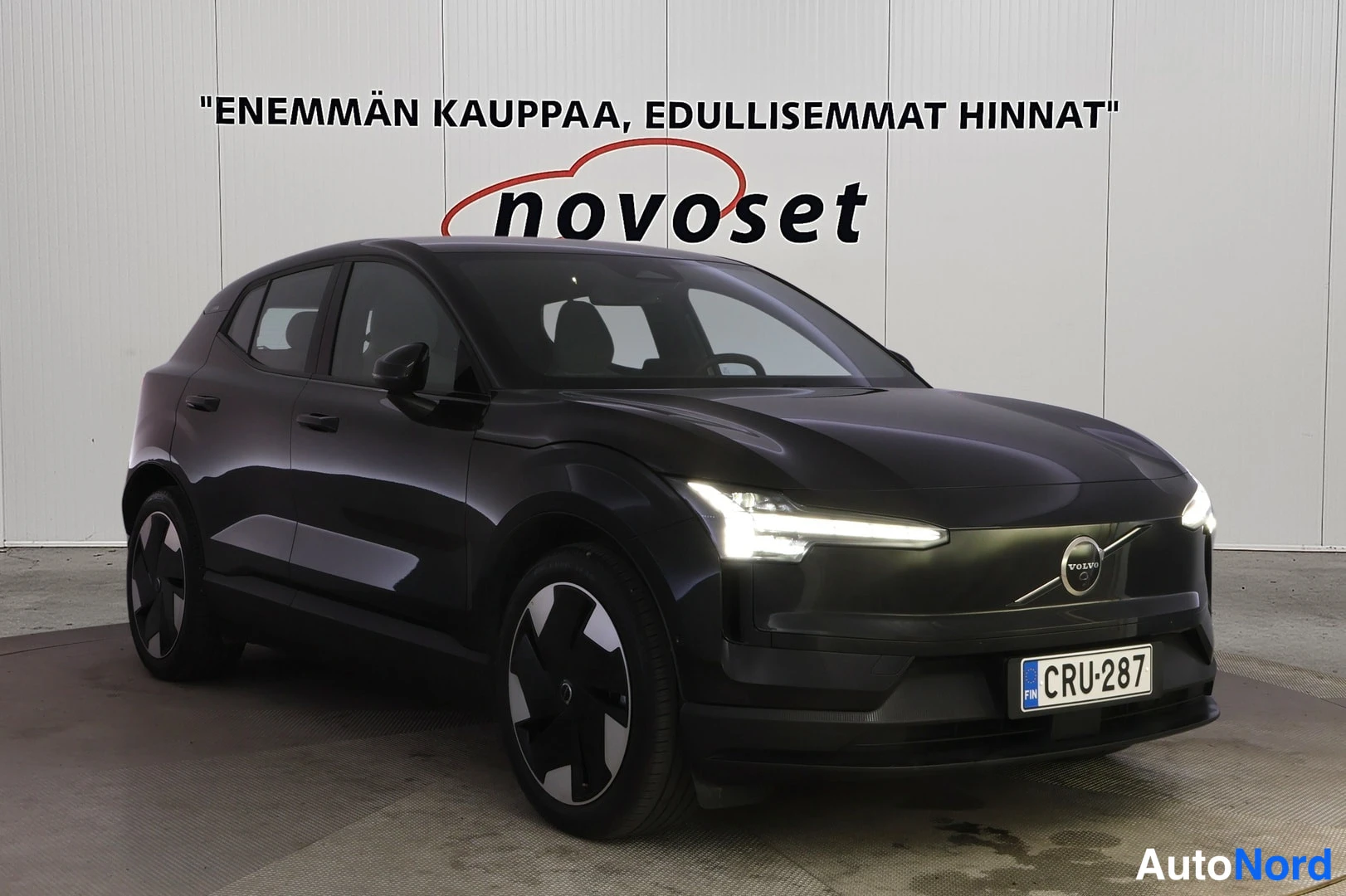 Etuviisto, nokka oikealle: Musta Volvo EX30 -henkilöauto kuvattu etukulmasta; konepelti ja rekisterikilpi näkyvät.