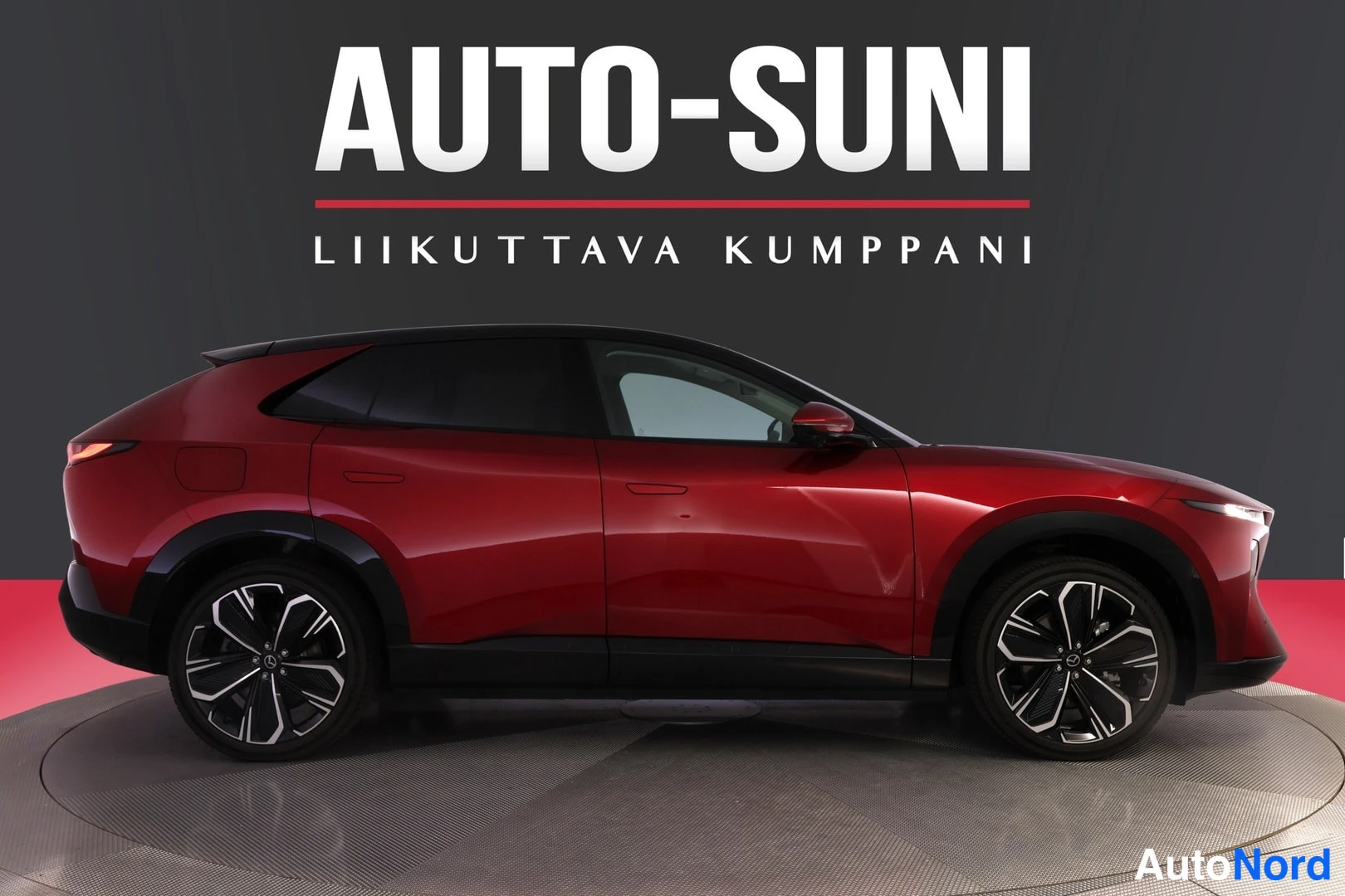 Sivulta: Punainen Mazda CX-60 kylkikuva vasemmalta, mustat alakestokset ja tummat pyörät.