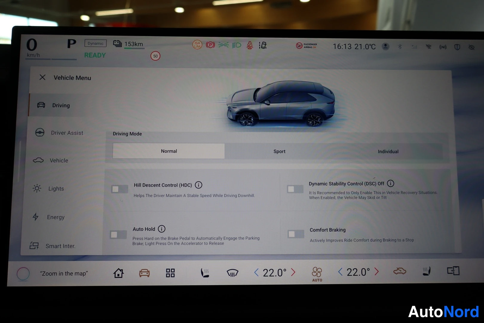 Muu: Auton näytön Vehicle Menu -näkymä Driving-välilehdellä: ajovalinnat Normal, Sport ja Individual sekä asetukset Hill Descent Control (HDC), Dynamic Stability Con
