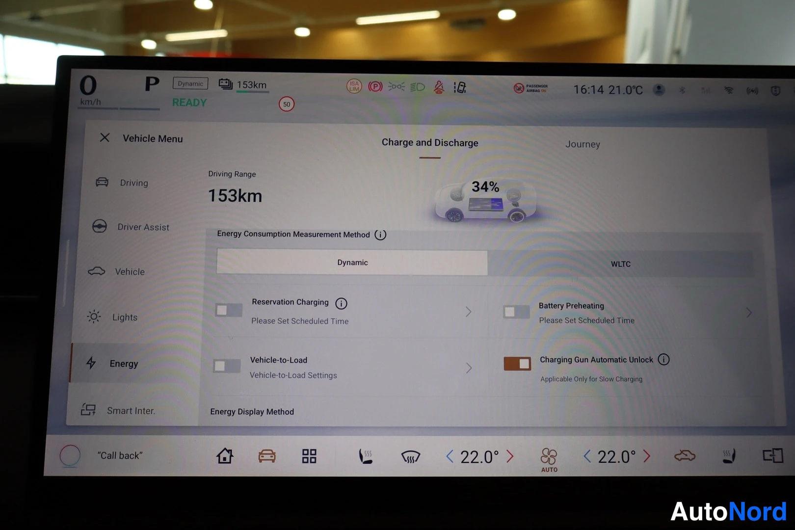 Yksityiskohta: Ajonäytön Energy-näkymä: driving range 153 km, akku 34 %, WLTC- ja Dynamic-valinta, Reservation Charging, Battery Preheating ja Vehicle-to-Load -toiminnot; tila