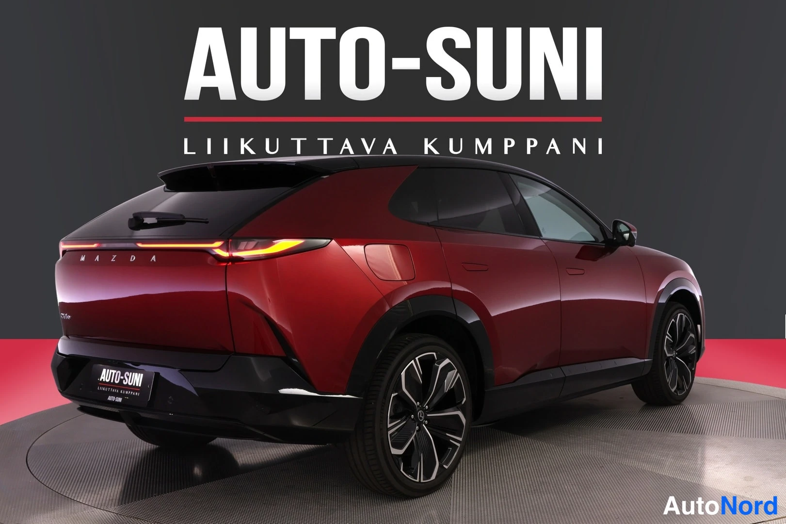 Takaviisto: Punainen Mazda CX-60 takaviistosta vasemmalta, perävalot ja Mazda-merkki näkyvät.