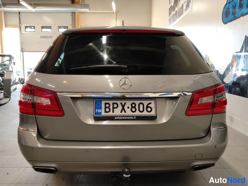 Hopea Mercedes-Benz E 2012, takaa, kuva 9