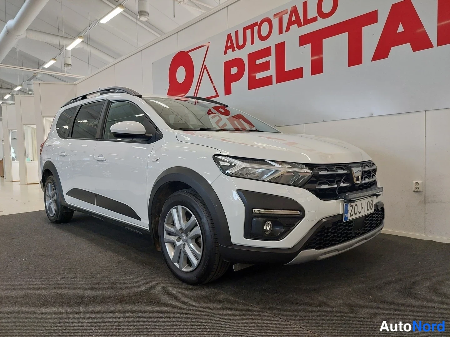 Valkoinen Dacia Jogger 2022, etuviisto, keula oikealle, kuva 6