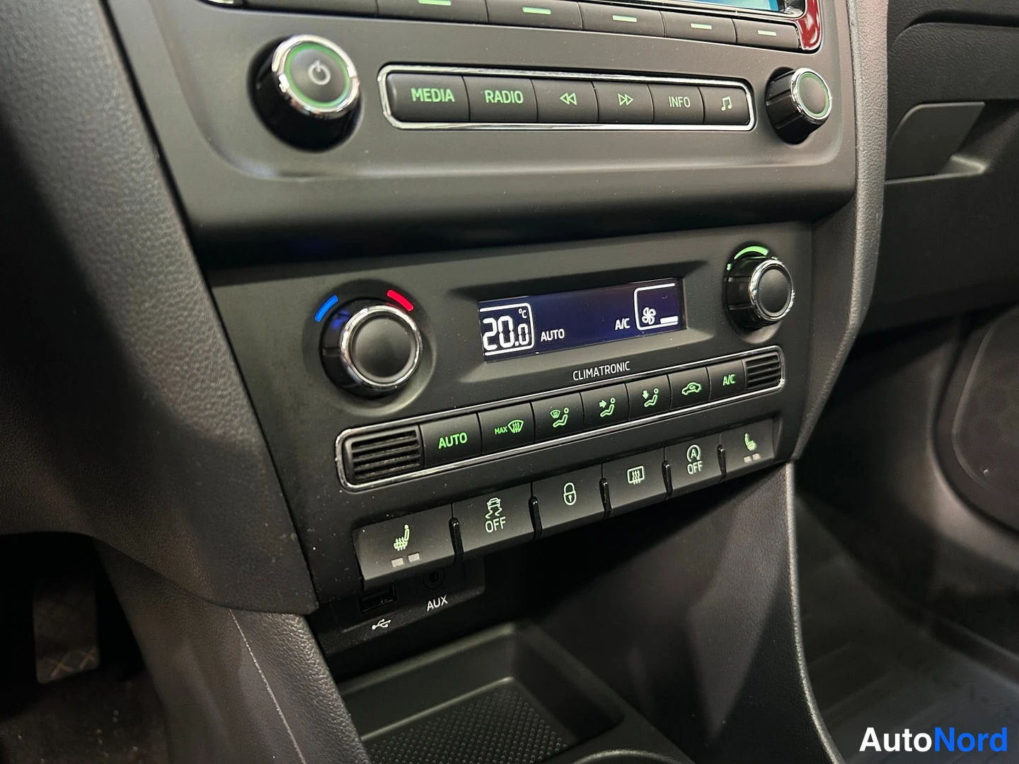 Muu: Keskikonsoli: radio MEDIA-, RADIO-, INFO-napeilla, kaksivyöhyke-CLIMATRONIC 20,0 °C AUTO ja A/C, sekä istuimenlämmitys-, sensori- ja AUX/USB-napit.
