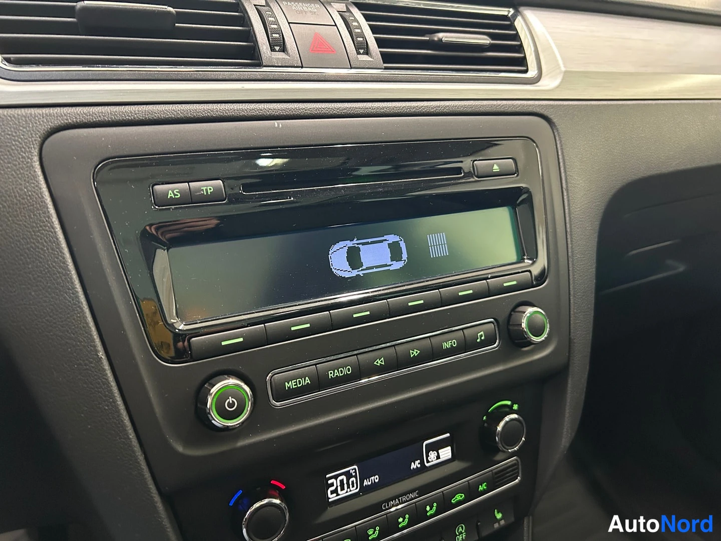 Muu: Keskikonsolin radio: näytössä auton kuva ja CD-laite, MEDIA-, RADIO-, INFO-napit, A/S-TP-painike sekä alapuolella CLIMATRONIC-paneeli 20,0 °C AUTO ja A/C.