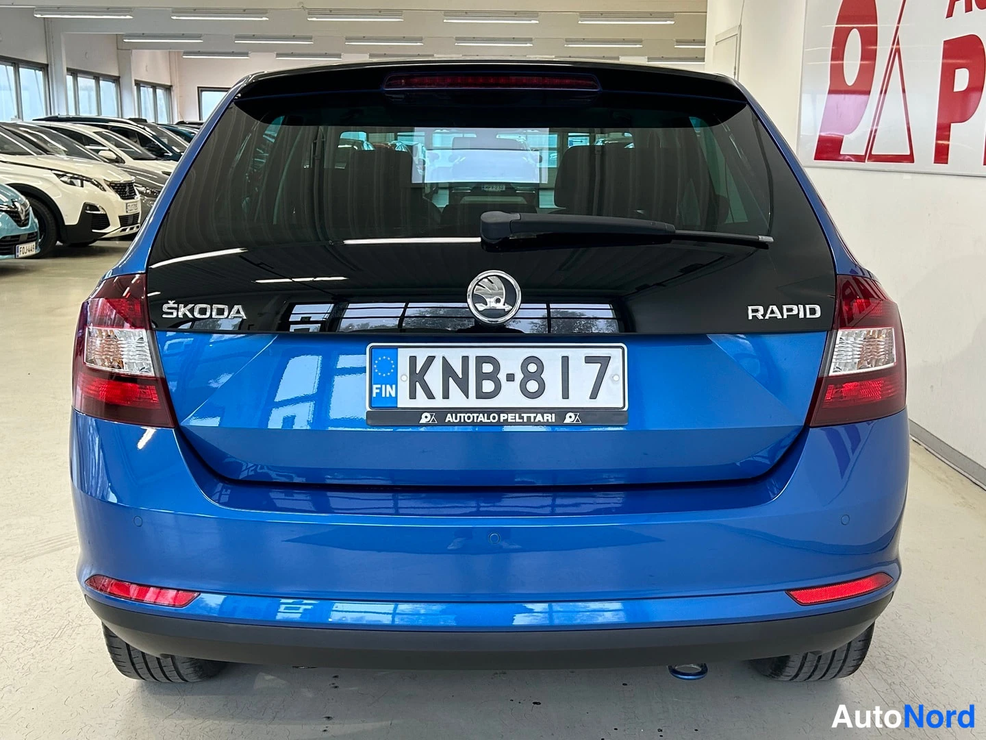 Takaa: Sininen Skoda Rapid suoraan takaa, rekisterikilpi
