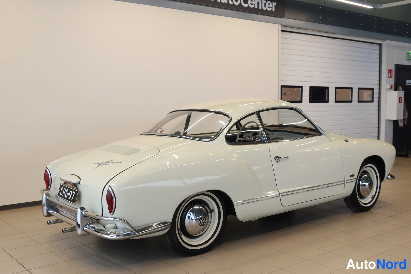 Takaviisto: Valkoinen vintage-coupé takaosan ja sivun näkyvissä, rekisteritunnus.