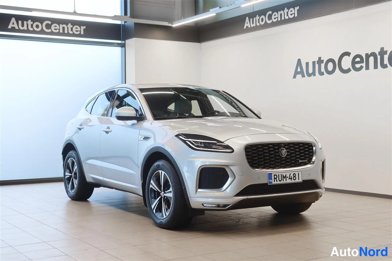 Etuviisto, nokka oikealle: Hopeanvärinen Jaguar E-PACE etukulmat näkymä sisätiloissa AutoCenter-tilassa, rekisteritunnus.