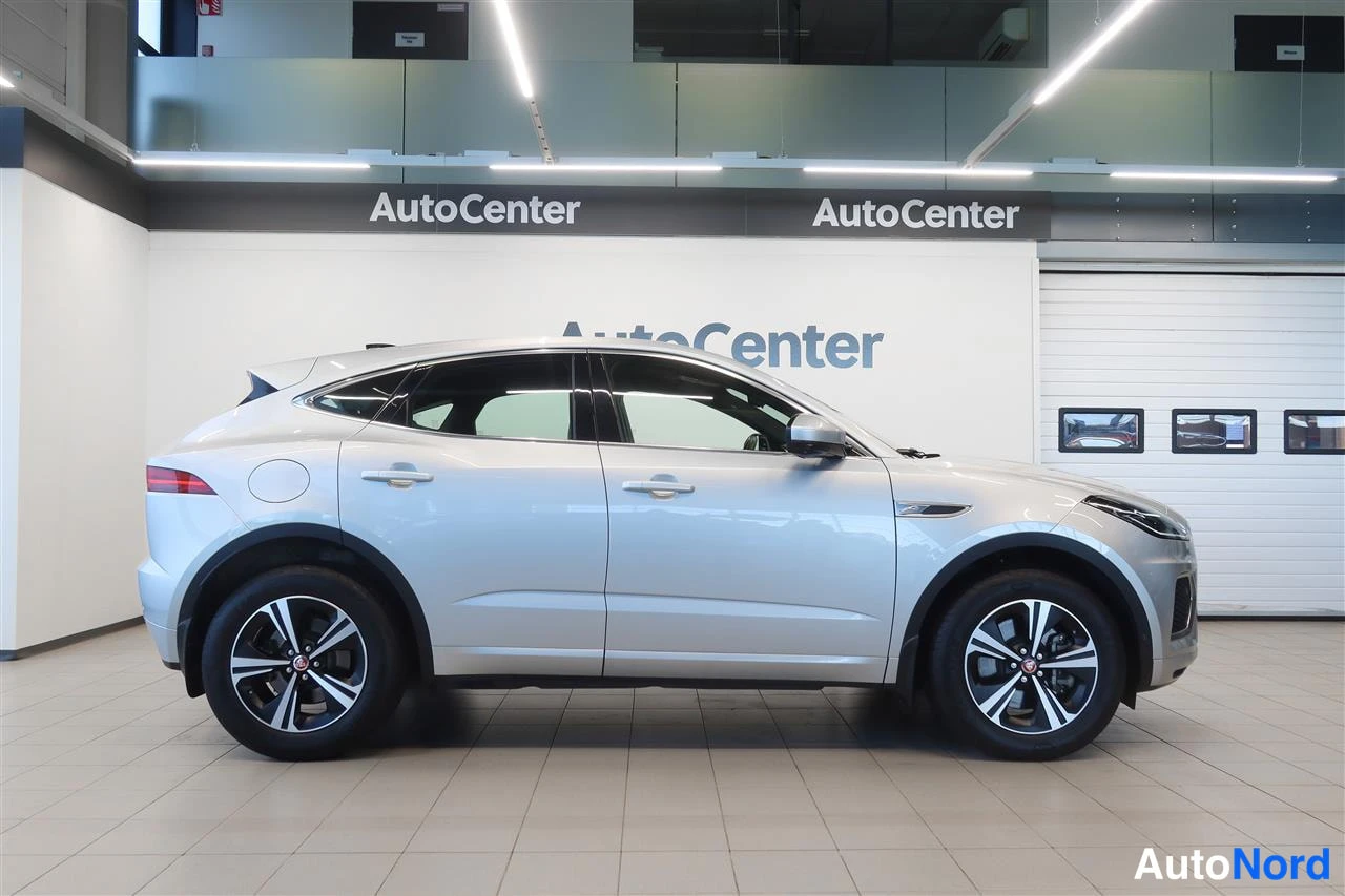 Sivulta: Hopeanvärinen Jaguar E-PACE kuvattuna oikealta sivulta sisätiloissa, rekisteritunnus.