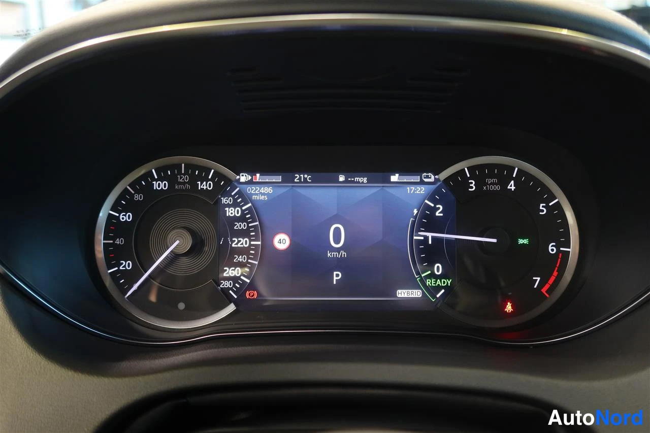 Etuviisto, nokka vasemmalle: Kojelaudan mittaristot lähikuvassa: nopeusmittari asteikolla 20–280 km/h ja kierrosmittari; näytössä 0 km/h, vaihde P ja HYBRID-merkintä, mittarilukema