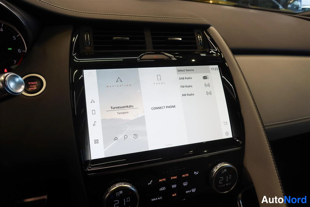 Etuviisto, nokka vasemmalle: Keskitason infotainment-näyttö lähikuvassa: navigaatio kohdalla Turvesuonkatu, Tampere, sekä lähdevalikko DAB Radio, FM Radio, AM Radio; alla Audi/AC-n