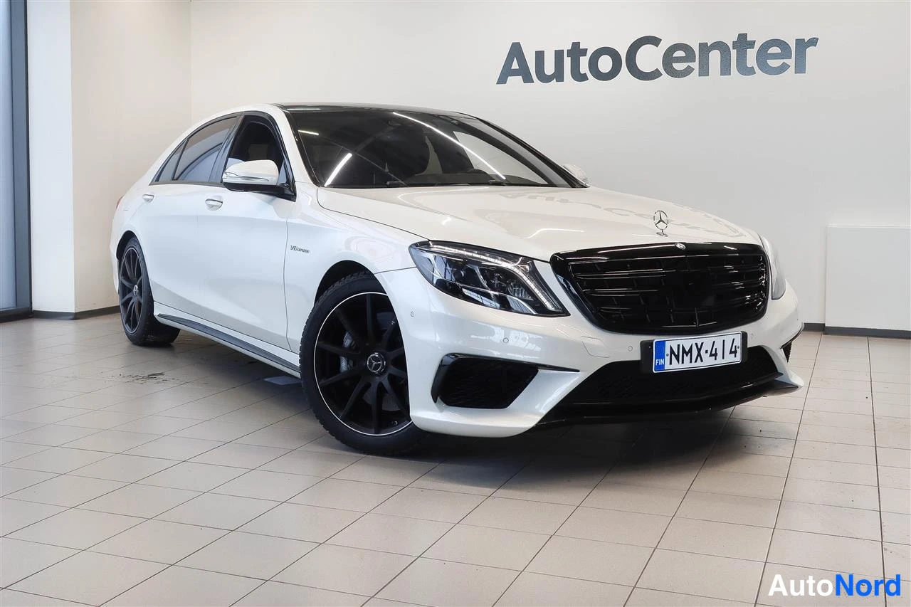 Etuviisto, nokka oikealle: Valkoinen Mercedes-Benz S 63 AMG -sedan etukulmasta oikealta, tummat kevytmetallivanteet ja musta etusäleikkö, rekisterikilpi.