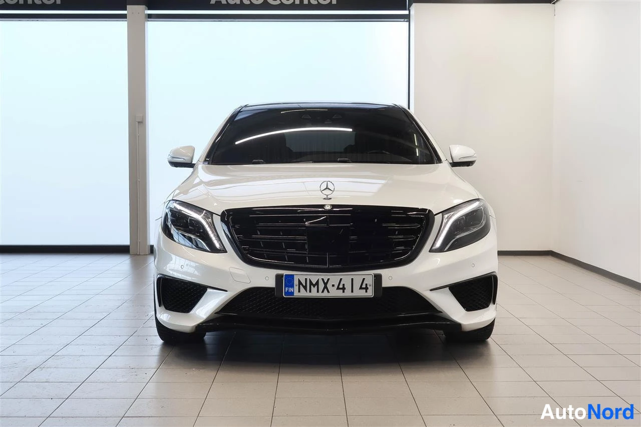 Edestä: Valkoinen Mercedes-Benz S 63 AMG suoraan edestä päin, musta etusäleikkö ja rekisterikilpi.