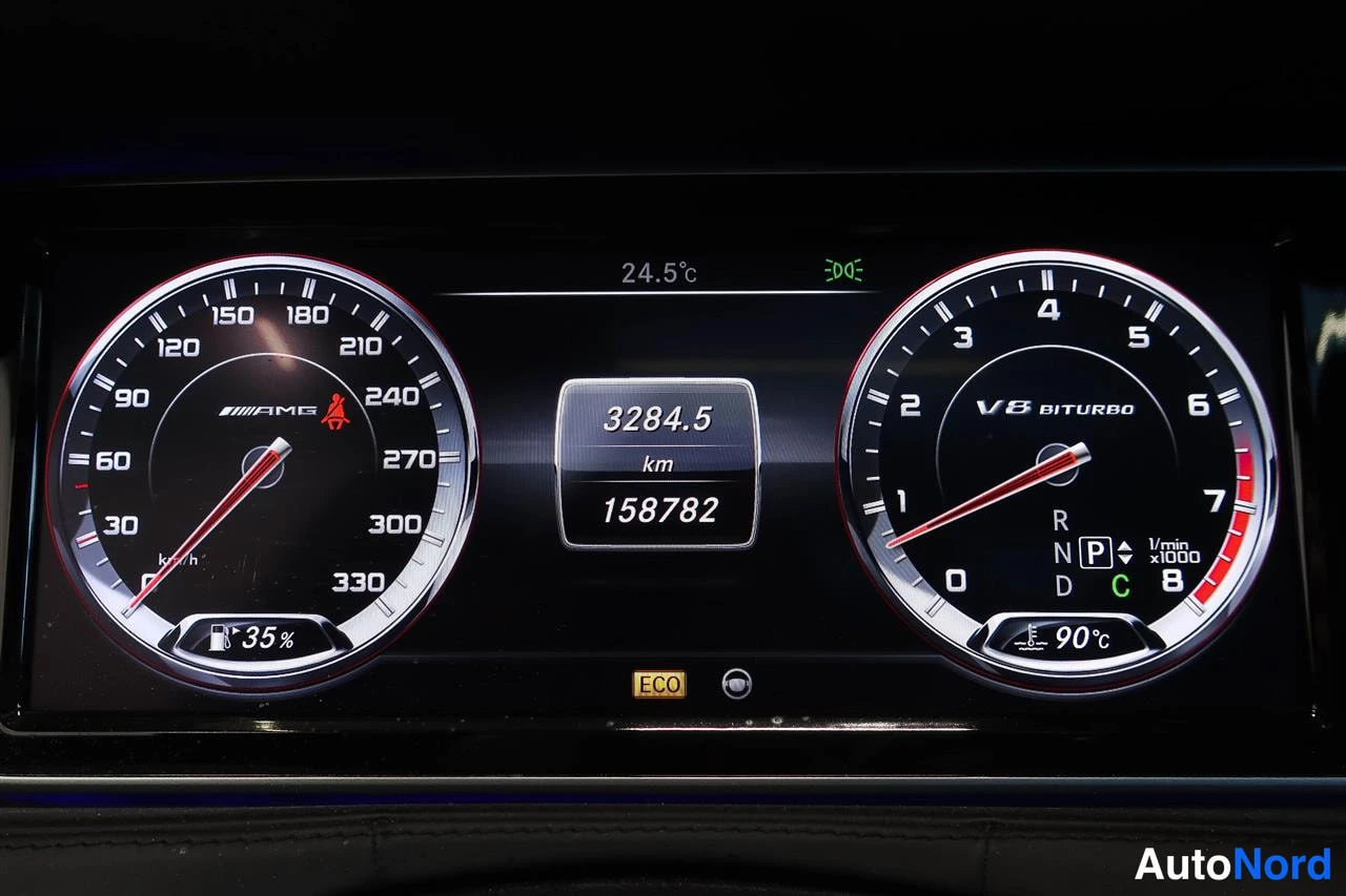 Yksityiskohta: Kojelaudan mittaristo: V8 BITURBO, AMG ja lukema 158782 km; polttoaine 35 %, lämpötila 24,5 °C ja vaihde P.