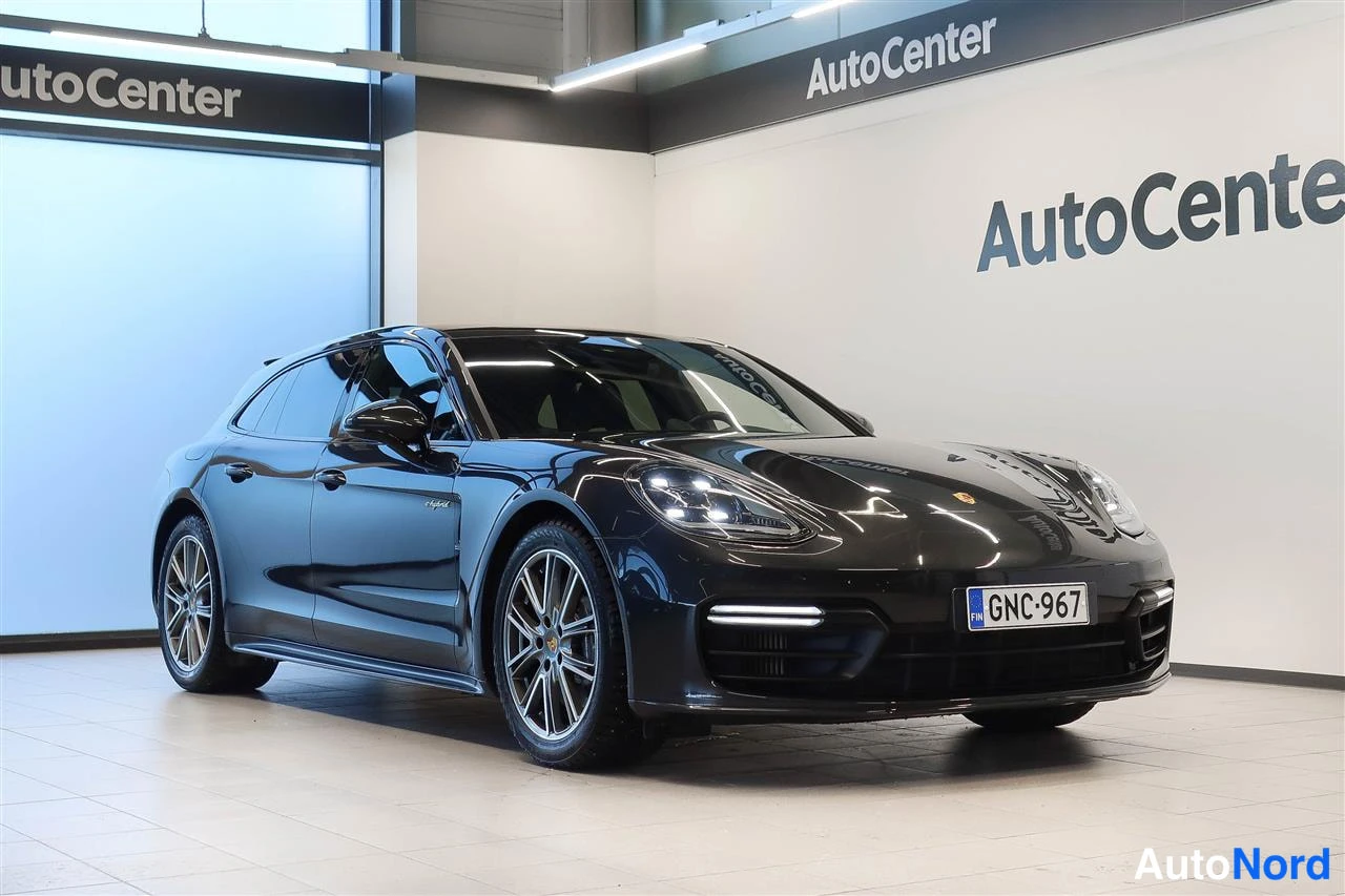 Etuviisto, nokka oikealle: Porsche Panamera Sport Turismo, tummanharmaa, etu kolmasosakulma nenä oikealla, rekisteritunnus