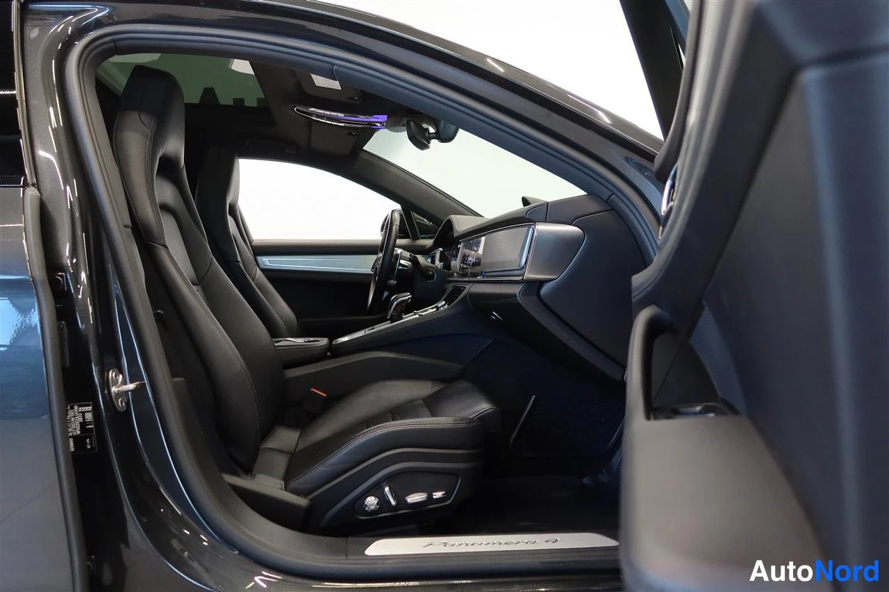 Yksityiskohta: Porsche Panameran etumainen matkustamo ajetusta ovista: nahkaiset istuimet, musta sisustus ja Panamera 4 -kynnyslista.