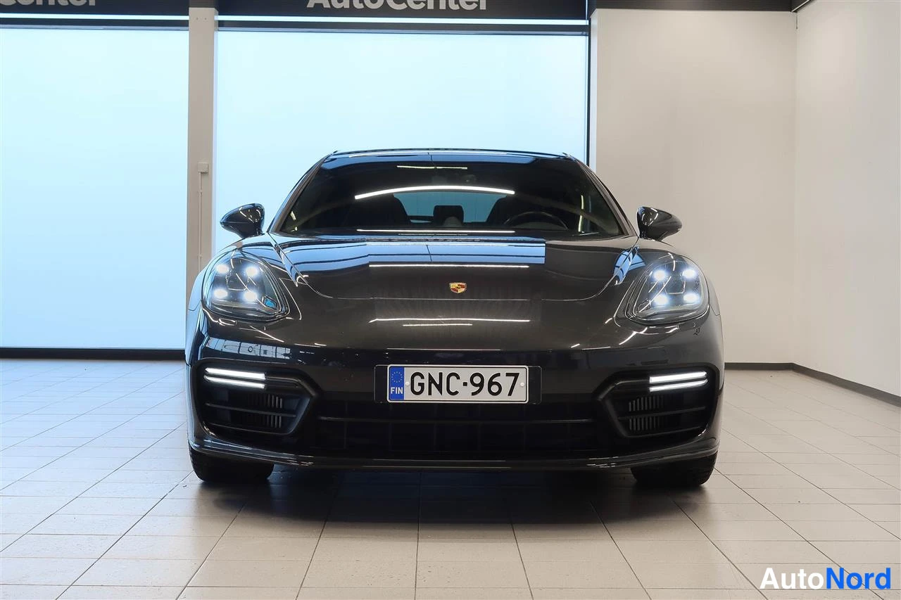 Edestä: Porsche Panamera Sport Turismo, tummanharmaa, etukulma, rekisteritunnus, ajovalot päällä