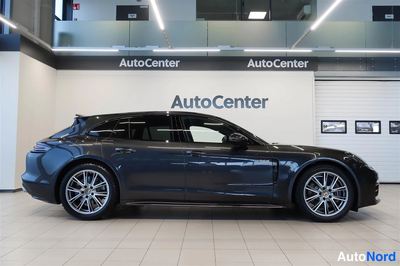 Sivulta: Porsche Panamera Sport Turismo, tummanharmaa, sivukulma, rekisteritunnus ei näy, neljä ovea ja viisi istuinta