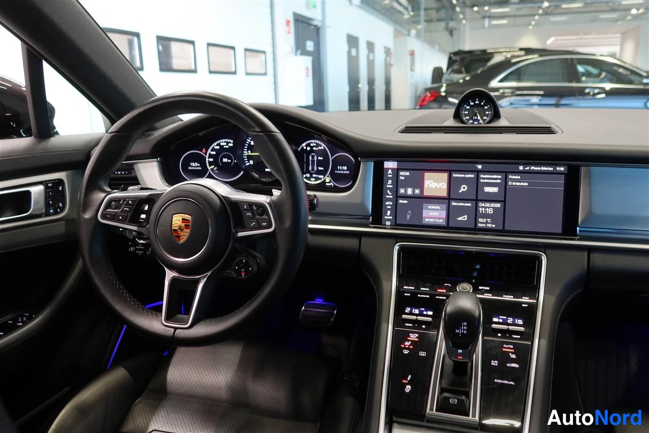 Muu: Näytä kuljettajan paikalta: Porsche-ohjauspyörä, mittaristo, kosketusnäyttö ja keskiöhsi, kojelaudan päällä kello