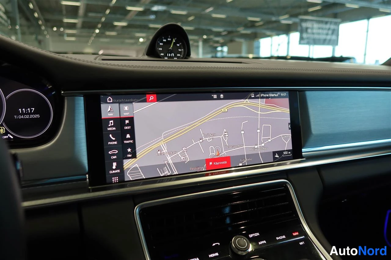 Yksityiskohta: Porsche Panameran keskinäyttö näyttää navigointikarttaa, valikossa NAV, MEDIA, PHONE, CAR, CLIMATE ja VAN.