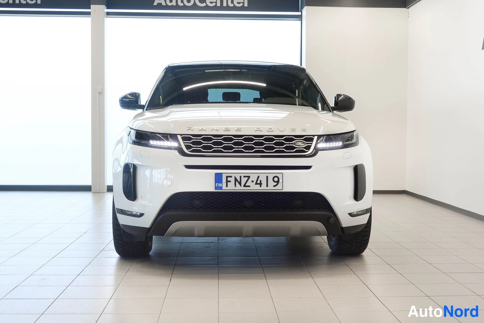 Edestä: Range Rover Evoque, suora etunäkymä, valkoinen korimuuttumaton