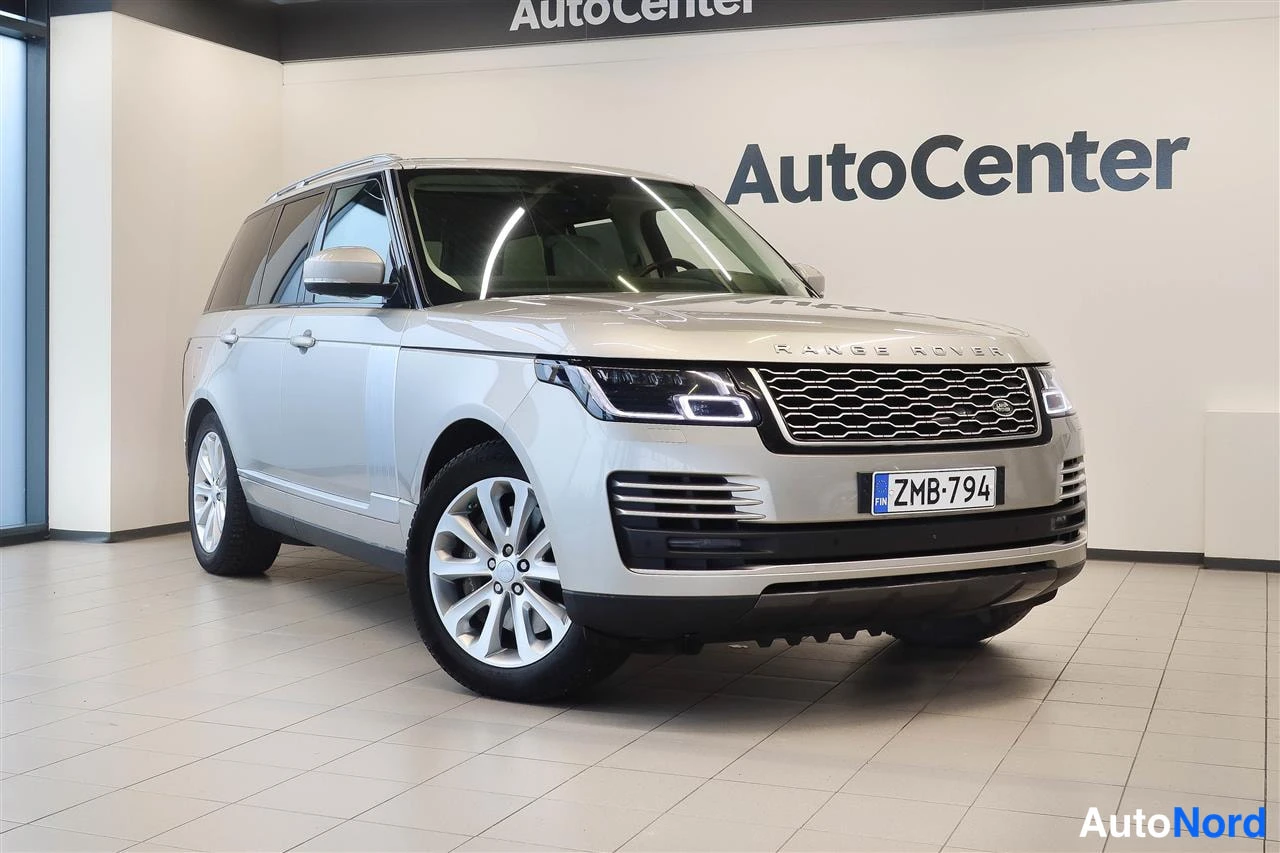 Etuviisto, nokka oikealle: Range Rover -auton etukulmatapurata sisätiloissa, etupanssari ja kylki näkyvät, hopeanvärinen korit