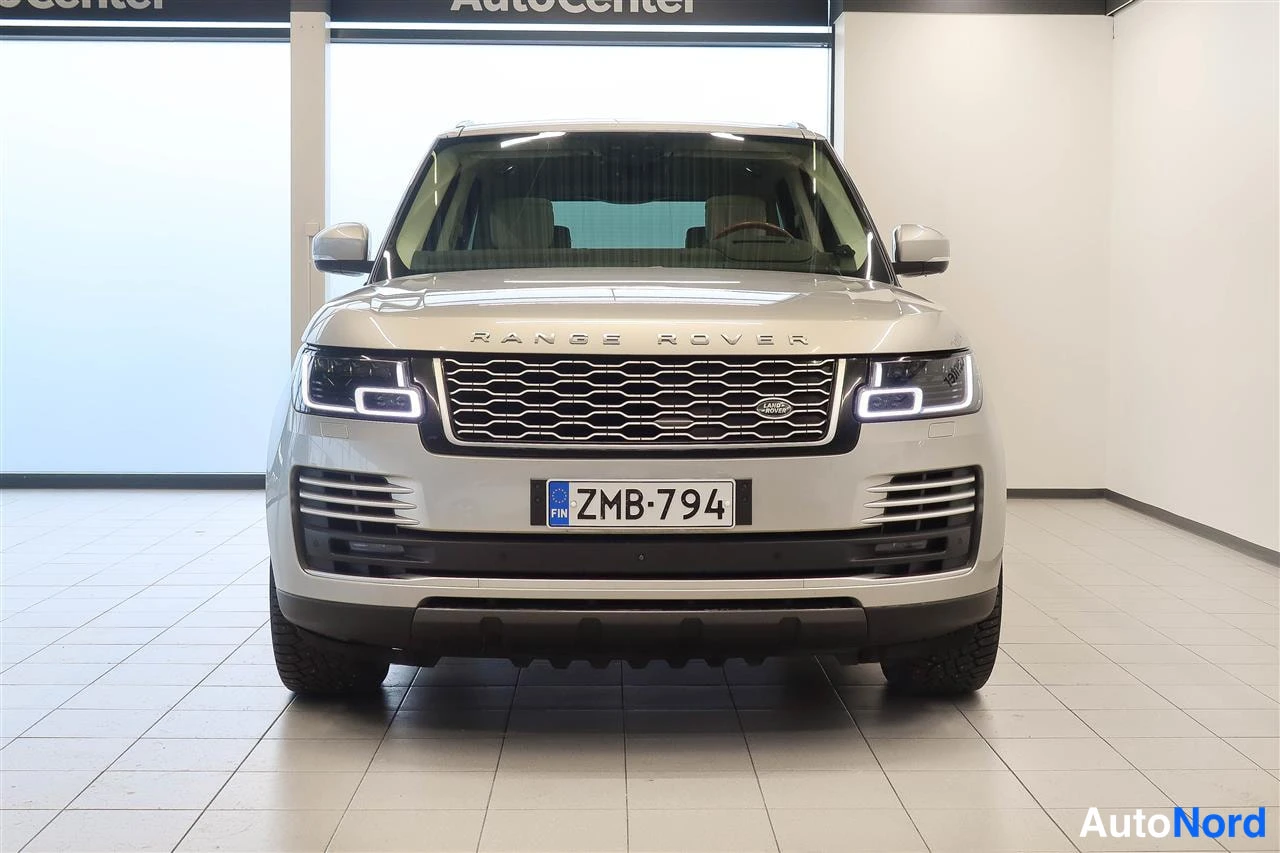 Edestä: Range Rover -auton etunäkymä sisätiloissa, etupanssari ja konepelti suoraan edestä, hopeanvärinen korit