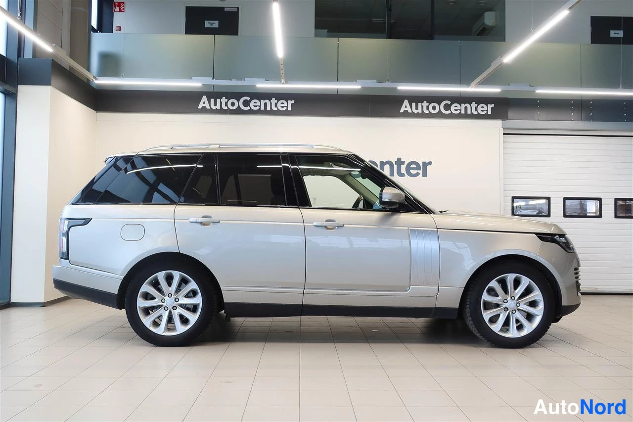 Sivulta: Range Rover -auton sivunäkymä sisätiloissa, kylki suoraan sivulta, hopeanvärinen korit