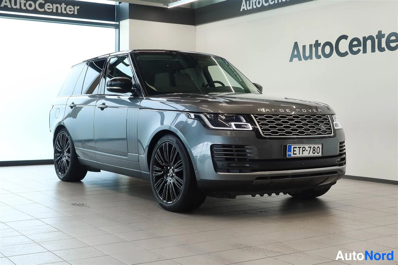 Etuviisto, nokka oikealle: Harmaa Range Rover -maasturi näkyvissä etukulmasta oikealta autonäyttelyssä, rekisteritunnus.