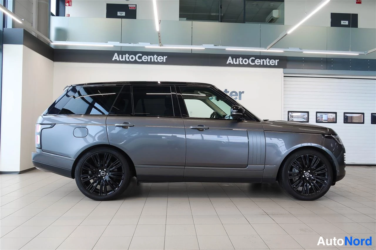 Sivulta: Täysin näkyvä harmaa Range Rover -maasturi sivulta oikealta autonäyttelyssä.