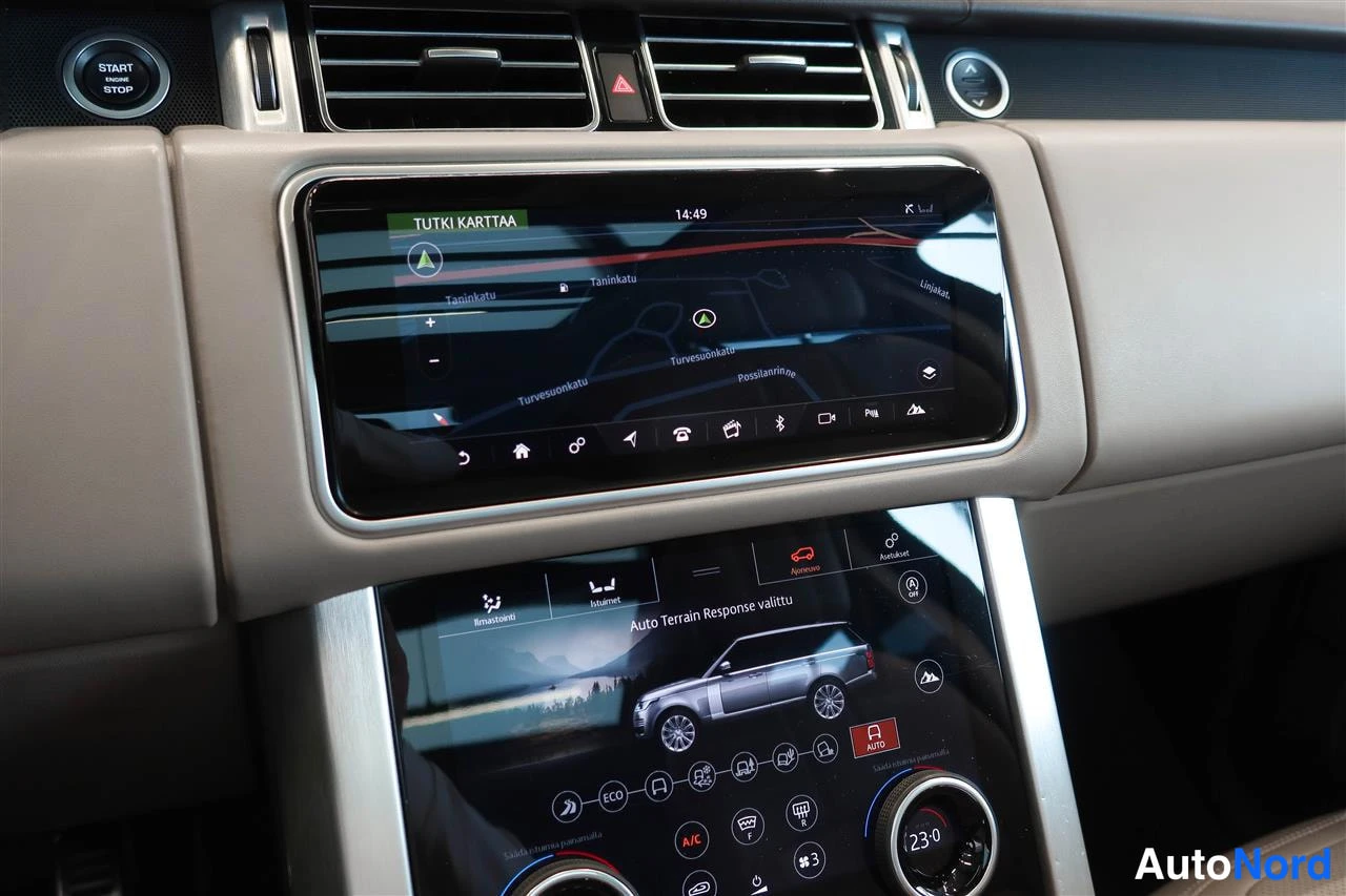 Yksityiskohta: Keskinäytön karttanäkymä ja alapaneeli, jossa teksti 'Auto Terrain Response valittu' ja lämpötila 23,0.