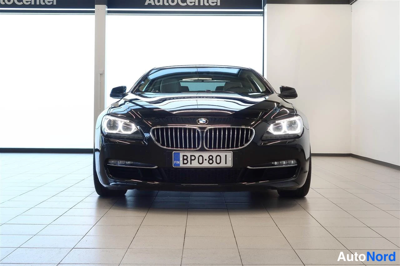 Edestä: Mustan BMW-coupén etunäkymä, rekisteritunnus BP0-801.