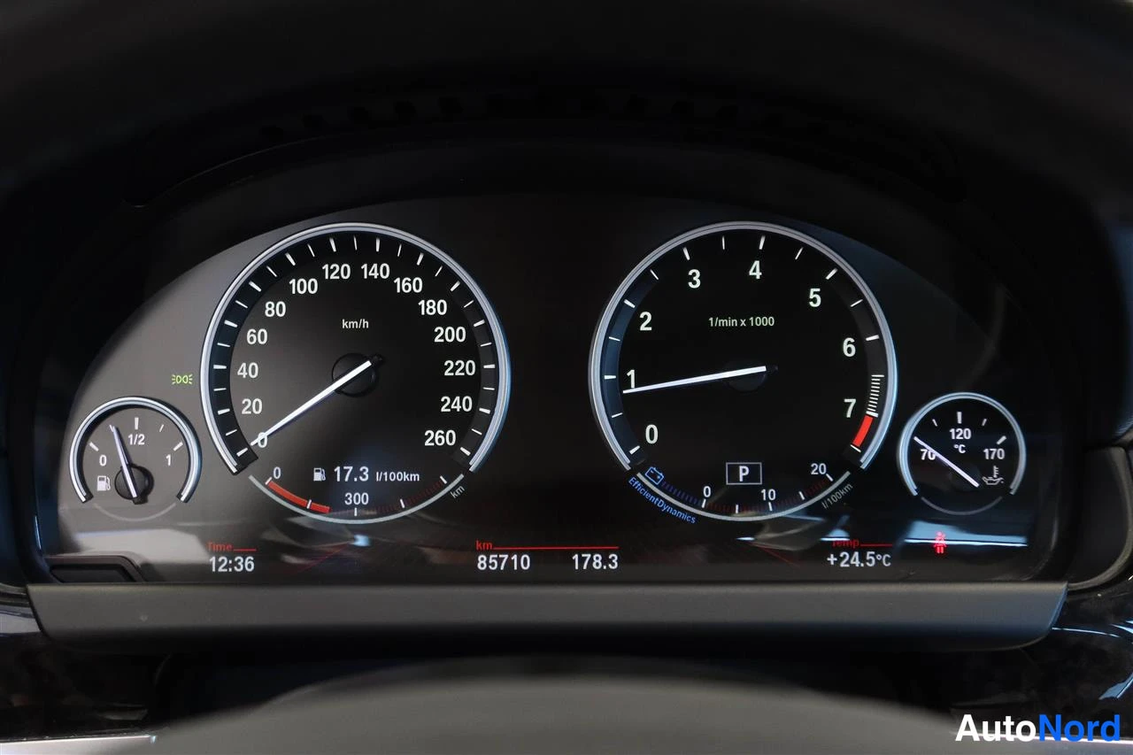 Muu: Bilen AUTON mittaristö: nopeusmittari, kierrosmittari, polttoaine- ja lämpötilamittarit, matkamittari 85710 km, kulutus 17,3 l/100 km, ulkolämpötila +24,5 °C.