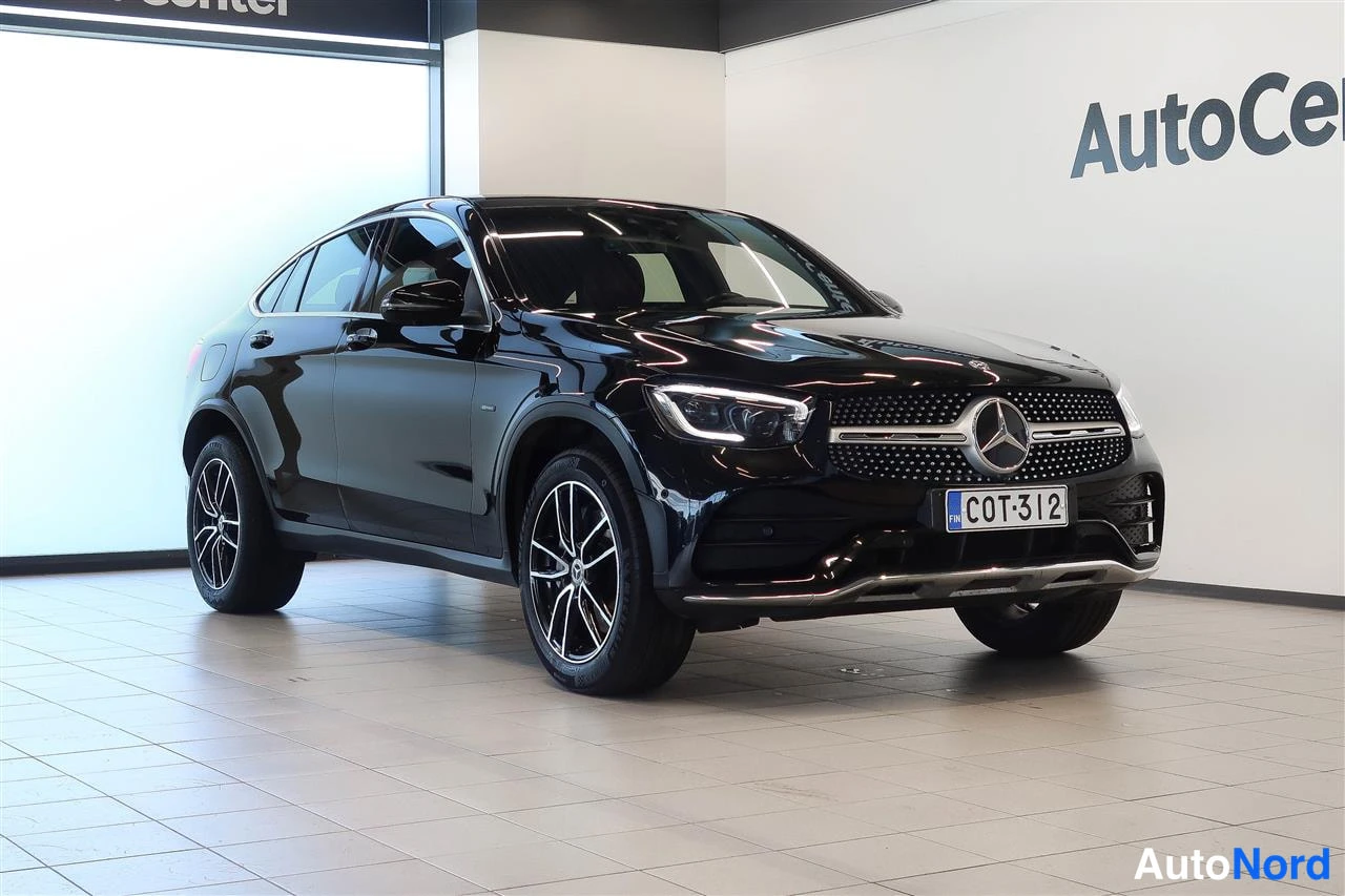 Etuviisto, nokka oikealle: Musta Mercedes-Benz GLC Coupé etu-nurkkakuvassa showrotilassa, rekisteritunnus.