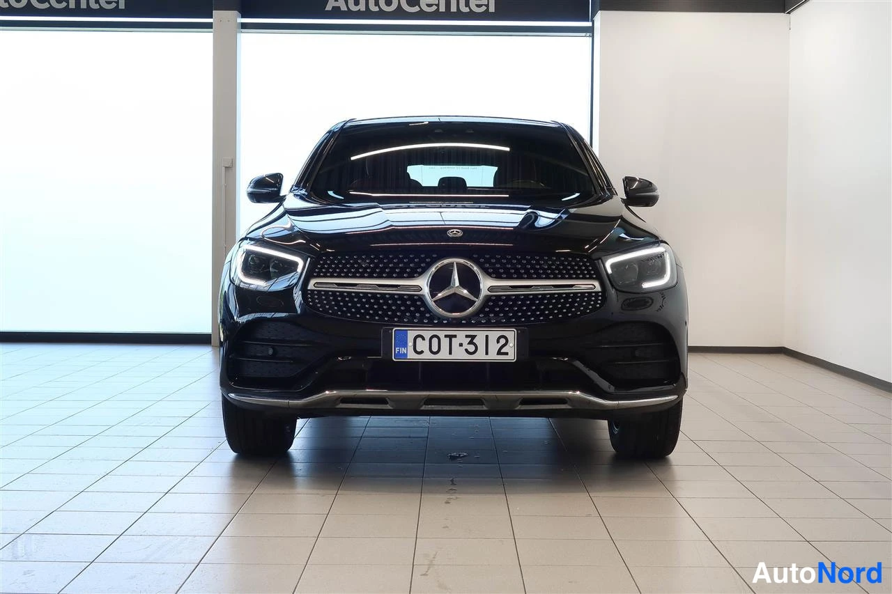 Edestä: Mustan Mercedes-Benz GLC Coupén suora etukuva, rekisteritunnus, showrotilassa.