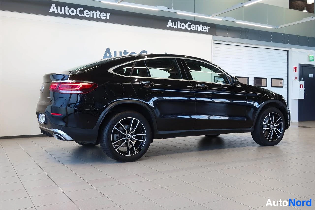Takaviisto: Musta Mercedes-Benz GLC Coupé takaa oikealta kulmassa kuvattunaAutoCenter-hallissa.