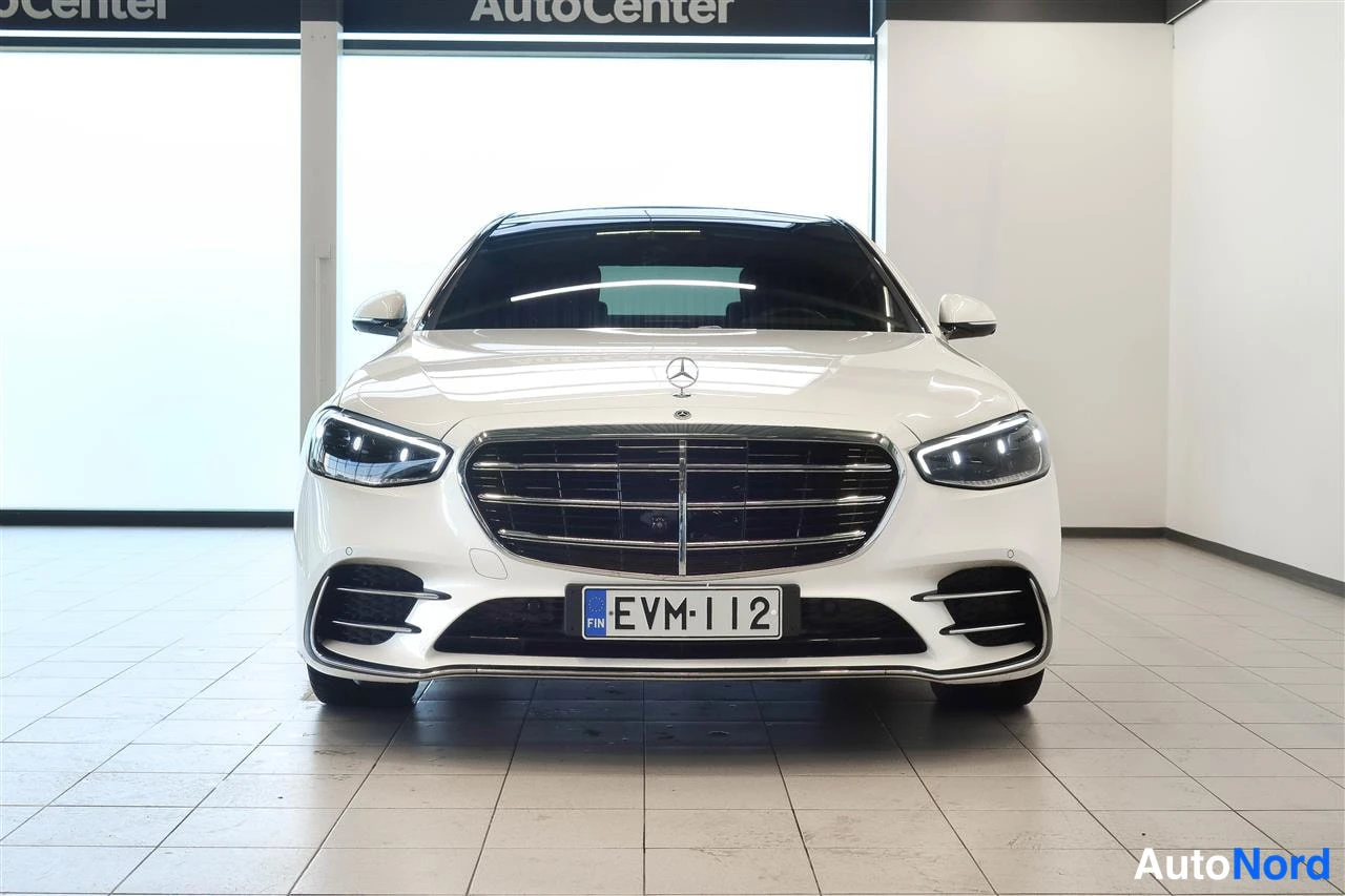 Edestä: Valkoisen Mercedes-Benz S-sedan etupää suoraan edestä, rekisteritunnus.