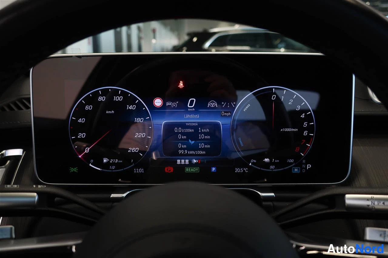 Muu: Ajomittarinäkymä Mercedes-Benzin mittaristössä: nopeusmittari, POWER-mittari, matka 213 km, kulutus 99,9 kWh/100 km, READY-merkki ja vaihde P.