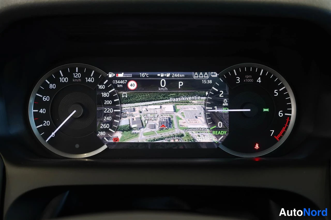 Etuviisto, nokka oikealle: Mittariston näyttö: hybriditilan READY-merkintä, kirjain P, kokonaismatka 034467 km, 0 km/h, ulkolämpötila 16°C.