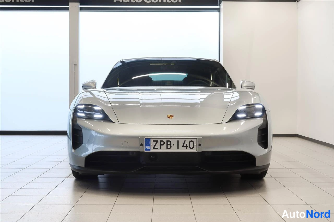Edestä: Porsche Taycan 2020, hopeisenä suoraan edestä, rekisteritunnus.