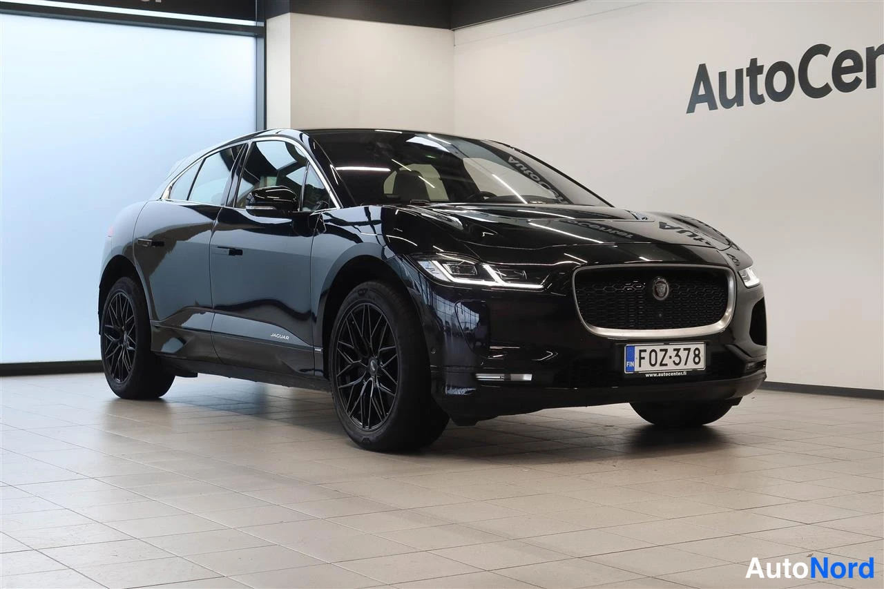 Etuviisto, nokka oikealle: Mustan Jaguar I-Pacen etukanvinen näkymä autosalissa, rekisteritunnukseltaan F0Z-378.
