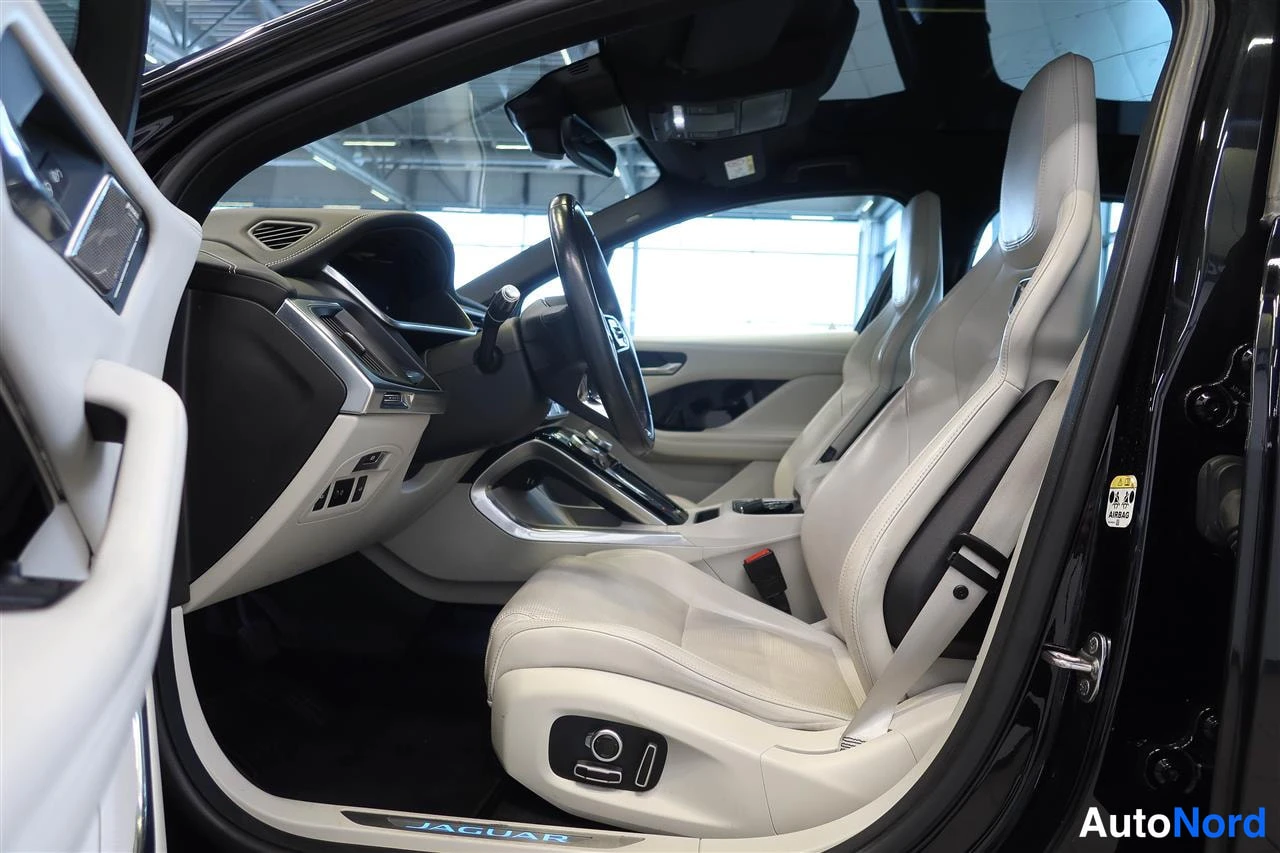 Muu: Auton etuistuimet ja kojelaudan vasen puoli valkoisilla nahkaistuimilla; JAGUAR-teksti kynnyslistassa.