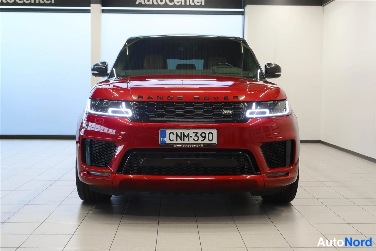 Edestä: Punaisen Land Rover Range Rover Sportin etunäkymä, rekisterikilpi.