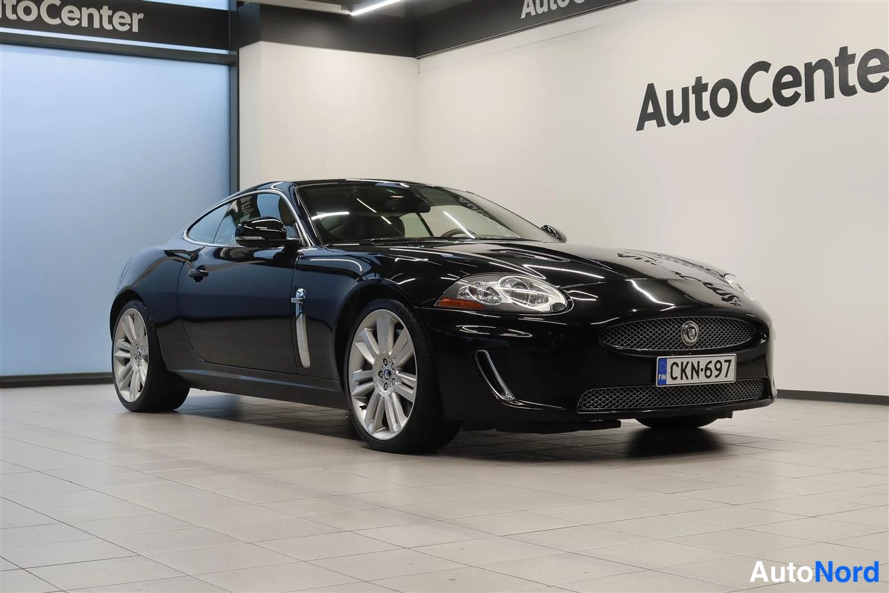 Etuviisto, nokka oikealle: Mustan coupé-etukolmisivukuva vasemmalta edestä, AutoCenter-tausta